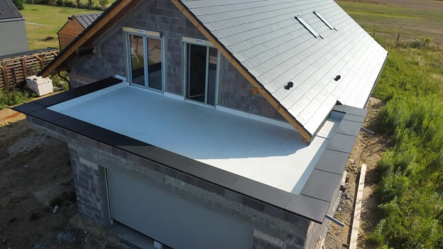 Vue drone d'une toiture-terrasse au-dessus d'un garage.